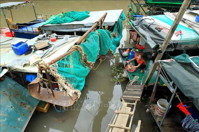 Trong ảnh: Cuộc sống, sinh hoạt đơn sơ của người dân xóm chài vẫn vậy ngày này qua tháng khác. Ảnh: An Đăng - TTXVN
