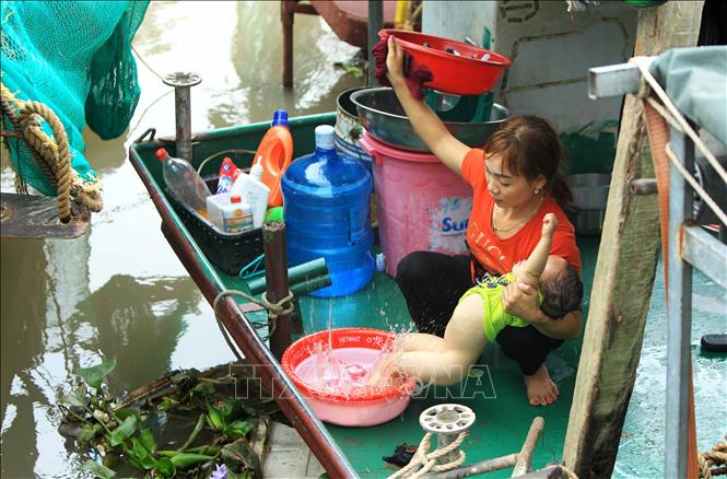 Trong ảnh: Cuộc sống, sinh hoạt đơn sơ của người dân xóm chài. Ảnh: An Đăng - TTXVN