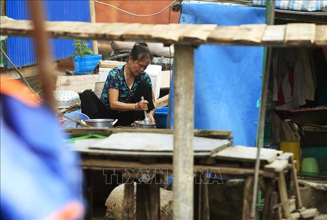 Trong ảnh: Cuộc sống, sinh hoạt đơn sơ của người dân xóm chài. Ảnh: An Đăng - TTXVN