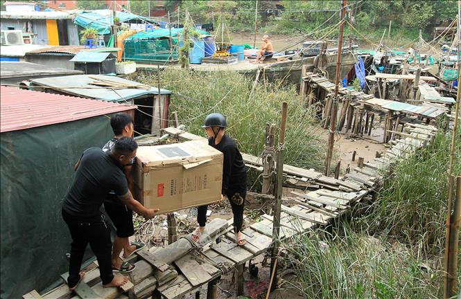 Trong ảnh: Chiếc máy giặt cũ cũng được người dân xóm chài nâng niu. Ảnh: An Đăng - TTXVN
