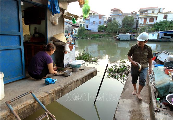 Trong ảnh: Bữa ăn vẫn chỉ phụ thuộc vào khúc sông mà gần 40 năm qua người dân vẫn hàng ngày khai thác. Ảnh: An Đăng - TTXVN