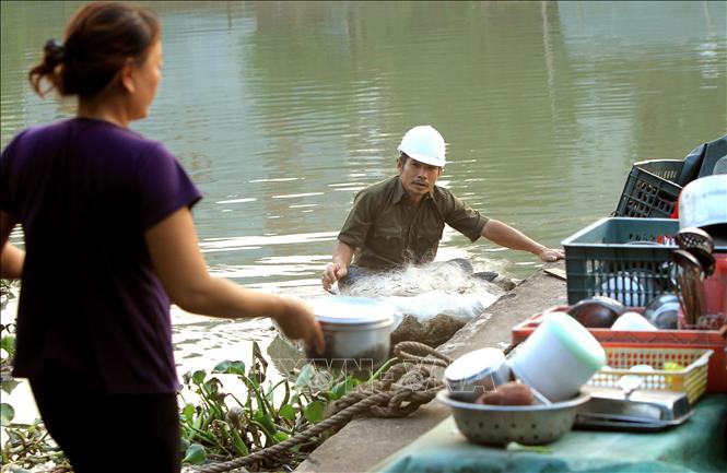 Trong ảnh: Cải thiện bữa ăn vẫn chỉ phụ thuộc vào khúc sông mà gần 40 năm qua người dân vẫn hàng ngày khai thác. Ảnh: An Đăng - TTXVN