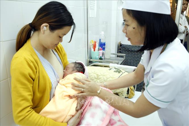 Trong ảnh: Chương trình triển khai tại Kon Tum đã giúp các bà mẹ mang thai được quản lý chăm sóc trước, trong và sau sinh, giảm tỷ lệ sinh con tại nhà giảm qua các năm, từ 31,6% (năm 2010) xuống còn 23% (năm 2018). Ảnh: Dương Ngọc - TTXVN