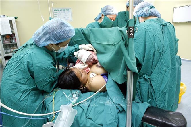Trong ảnh: Bệnh viện Đa khoa tỉnh Kon Tum thực hiện thường quy kỹ thuật Chăm sóc thiết yếu bà mẹ và trẻ sơ sinh trong và ngay sau đẻ (EENC) cho đẻ mổ và đẻ thường phòng ngừa trẻ tử vong với 3 biện pháp can thiệp: Cái ôm đầu tiên giúp sơ sinh được ủ ấm, chuyển máu từ bánh rau và những vi khuẩn có lợi từ mẹ sang con; phòng ngừa và chăm sóc trẻ non tháng nhẹ cân; phòng ngừa và xử trí trẻ sơ sinh bệnh lý. Ảnh: Dương Ngọc - TTXVN