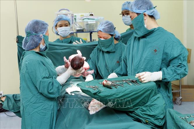 Trong ảnh: Bệnh viện Đa khoa tỉnh Kon Tum thực hiện thường quy kỹ thuật Chăm sóc thiết yếu bà mẹ và trẻ sơ sinh trong và ngay sau đẻ (EENC) cho đẻ mổ và đẻ thường phòng ngừa trẻ tử vong với 3 biện pháp can thiệp: Cái ôm đầu tiên giúp sơ sinh được ủ ấm, chuyển máu từ bánh rau và những vi khuẩn có lợi từ mẹ sang con; phòng ngừa và chăm sóc trẻ non tháng nhẹ cân; phòng ngừa và xử trí trẻ sơ sinh bệnh lý. Ảnh: Dương Ngọc - TTXVN