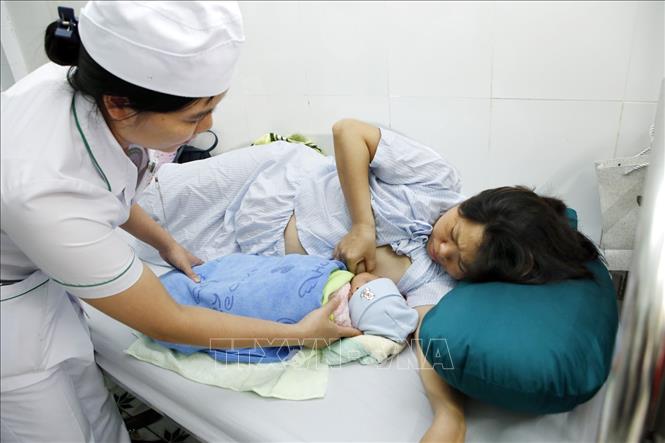 Trong ảnh: Chương trình triển khai tại Kon Tum đã giúp các bà mẹ mang thai được quản lý chăm sóc trước, trong và sau sinh, giảm tỷ lệ sinh con tại nhà giảm qua các năm, từ 31,6% (năm 2010) xuống còn 23% (năm 2018). Ảnh: Dương Ngọc - TTXVN
