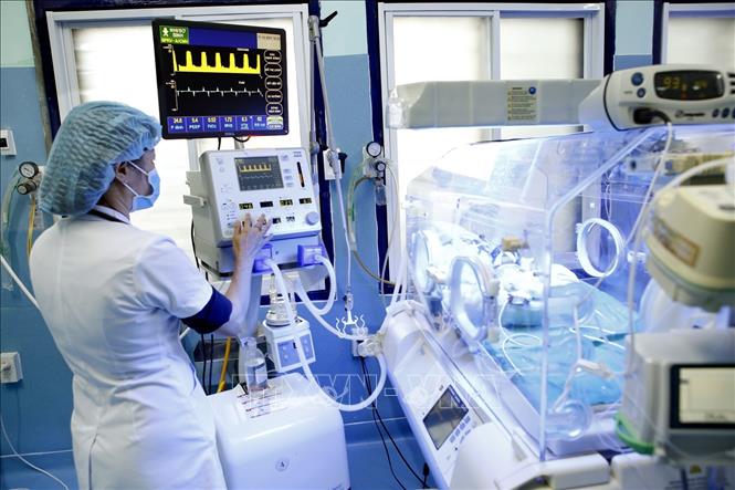 Trong ảnh: Khoa Sản - bệnh viện đa khoa tỉnh Kon Tum triển khai hiệu quả đơn nguyên sơ sinh cứu sống được nhiều sơ sinh nhẹ cân, non tháng mà trước đây phải chuyển tuyến. Ảnh: Dương Ngọc - TTXVN