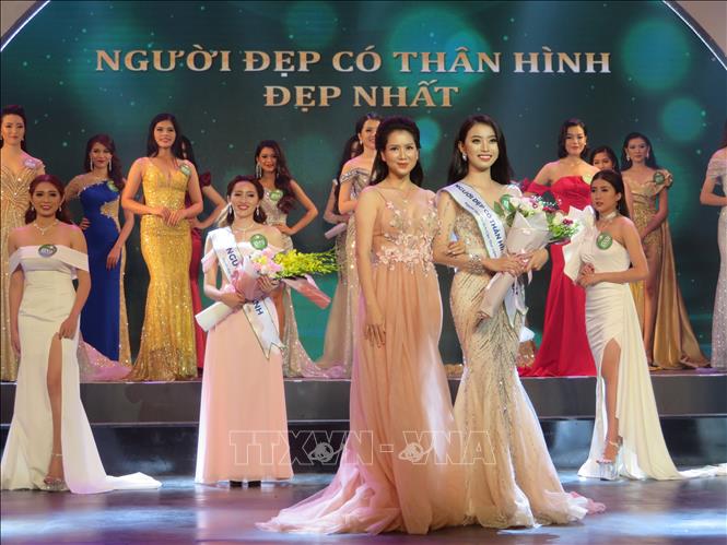 Trong ảnh: Ban Giám khảo trao các giải phụ cho thí sinh. Ảnh: Ánh Tuyết - TTXVN 