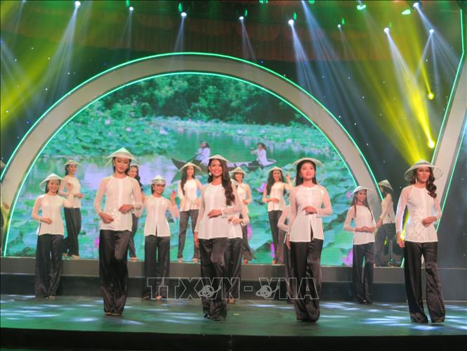 Trong ảnh: Các thí sinh trong trang phục áo bà ba. Ảnh: Ánh Tuyết - TTXVN 