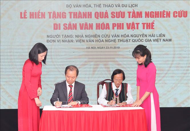 Trong ảnh: Nhà nghiên cứu văn hóa Nguyễn Hải Liên và PGS.TS Bùi Hoài Sơn, Viện trưởng Viên Văn hóa Nghệ thuật Quốc gia Việt Nam ký biên bản bàn giao tư liệu Văn hóa dân gian. Ảnh: Thanh Tùng-TTXVN