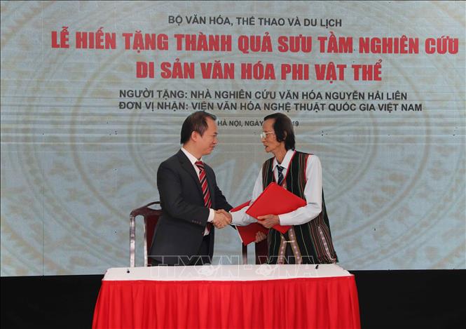 Trong ảnh: Nhà nghiên cứu văn hóa Nguyễn Hải Liên và PGS.TS Bùi Hoài Sơn, Viện trưởng Viên Văn hóa Nghệ thuật Quốc gia Việt Nam trao biên bản bàn giao tư liệu Văn hóa dân gian. Ảnh: Thanh Tùng-TTXVN