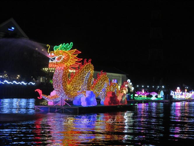 Tham gia ngày hội Du lịch tại Ninh Kiều, bạn sẽ được trải nghiệm đêm hoa đăng thật tuyệt vời bên Rồng phun nước. Đón Chào xuan mới với màn tỏa sáng rực rỡ và những ánh đèn màu, tạo ra những hình ảnh đẹp trên mặt nước.