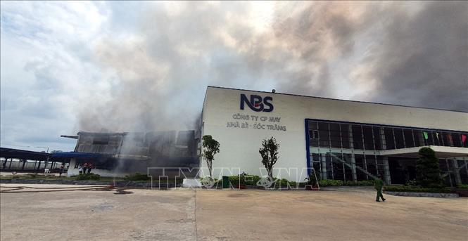 Trong ảnh: Khu nhà xưởng của Công ty May Nhà bè Sóc Trăng bị cháy. Ảnh: Trung Hiếu-TTXVN