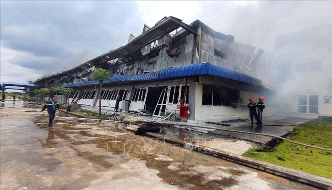 Trong ảnh: Lực lượng PCCC nỗ lực dập lửa. Ảnh: Trung Hiếu-TTXVN 