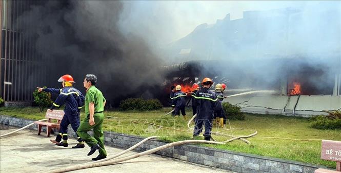 Trong ảnh: Lực lượng PCCC nỗ lực dập lửa. Ảnh: Trung Hiếu-TTXVN 