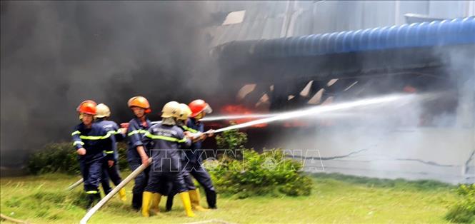 Trong ảnh: Lực lượng PCCC nỗ lực dập lửa. Ảnh: Trung Hiếu-TTXVN 