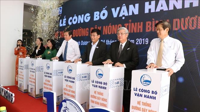 Trong ảnh: Đại biểu thực hiện nghi thức bấm nút chính thức đưa vào hoạt động Hệ thống đường dây nóng tỉnh Bình Dương 1022. Ảnh : Nguyễn Văn Việt-TTXVN