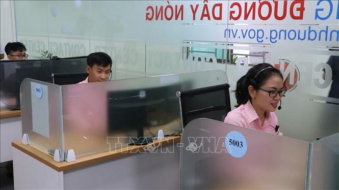 Trong ảnh: Nhân viên trực Hệ thống đường dây nóng tỉnh Bình Dương 1022. Ảnh : Nguyễn Văn Việt-TTXVN 