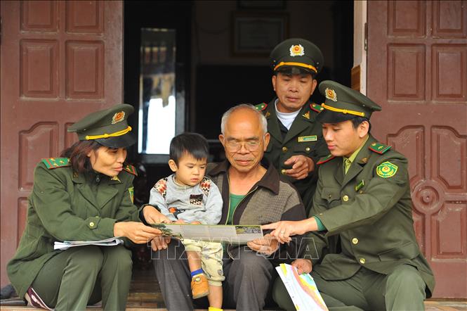 Trong ảnh: Cán bộ Hạt kiểm lâm liên huyện Hoa Lư - Gia Viễn (tỉnh Ninh Bình) tuyên truyền bảo vệ rừng và pháp luật cho người dân. Ảnh: Minh Đức - TTXVN