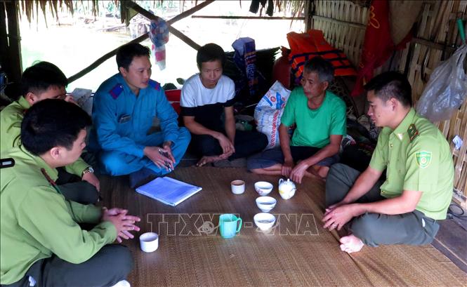 Trong ảnh: Cán bộ Ban quản lý rừng phòng hộ Lâm Bình, tỉnh Tuyên Quang phối hợp với lực lượng kiểm lâm tổ chức kiểm tra công tác bảo bảo vệ rừng ở những hộ đã nhận giao khoán. Việc thực hiện giao khoán trên 42.000 ha rừng phòng hộ tại khu vực lòng hồ thủy điện Tuyên Quang cho các cá nhân và tổ chức tại địa phương chăm sóc và bảo vệ nhằm hạn chế nạn chặt phá, khai thác lâm sản trái phép và nâng cao nhận thức của người dân về công tác bảo vệ rừng. Ảnh: Văn Tý – TTXVN