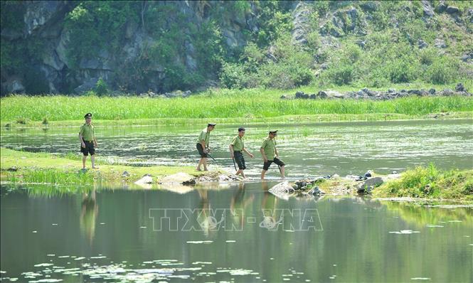 Trong ảnh: Lực lượng kiểm lâm huyện Gia Viễn, tỉnh Ninh Bình tuần tra bảo vệ rừng. Ảnh: Minh Đức - TTXVN

