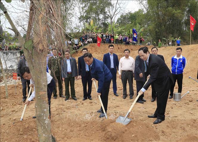 Trong ảnh: Chủ tịch nước Trần Đại Quang trồng cây tại Khu di tích Thanh niên xung phong Nà Tu, xã Cẩm Giàng, huyện Bạch Thông, tỉnh Bắc Kạn trong chuyến tham dự Lễ phát động “Tết trồng cây đời đời nhớ ơn Bác Hồ”, ngày 21/2/2018. Ảnh: Nhan Sáng-TTXVN