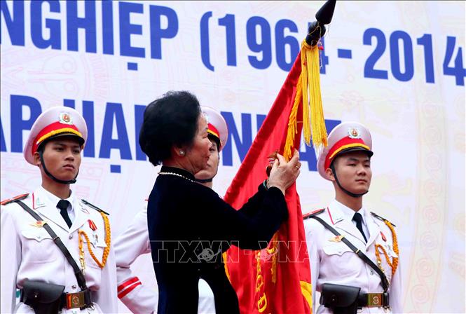 Trong ảnh: Phó Chủ tịch nước Nguyễn Thị Doan trao Huân chương Độc lập hạng Nhất của Chủ tịch nước tặng Trường Đại học Lâm nghiệp tại Lễ kỷ niệm 50 năm ngày thành lập, ngày 16/11/2014. Ảnh: Quý Trung - TTXVN