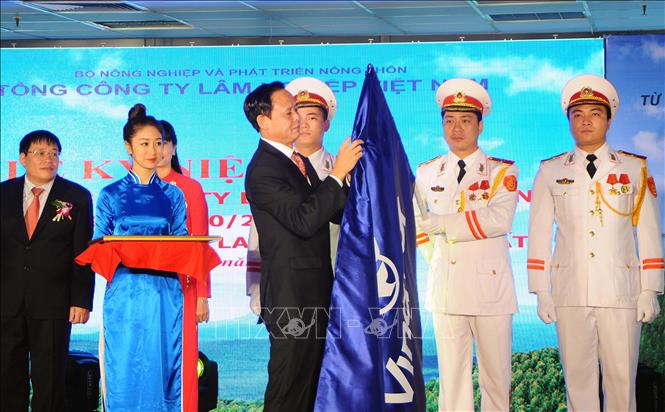 Trong ảnh: Sáng 26/9/2015, tại Hà Nội, Tổng công ty Lâm nghiệp Việt Nam (Bộ Nông nghiệp và PTNT) tổ chức Lễ kỷ niệm 20 năm Ngày thành lập (4/10/1995 - 4/10/2015) và đón nhận Huân chương Lao động hạng Nhất của Chủ tịch nước trao tặng. Ảnh: Quang Quyết – TTXVN