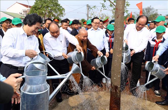 Trong ảnh: Thủ tướng Nguyễn Xuân Phúc tham gia “Tết trồng cây đời đời nhớ ơn Bác Hồ” Xuân Kỷ Hợi tại huyện Đông Anh, Hà Nội, sáng 18/2/2019. Ảnh: Thống Nhất – TTXVN