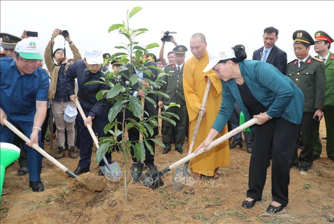 Trong ảnh: Chủ tịch Quốc hội Nguyễn Thị Kim Ngân tham gia “Tết trồng cây đời đời nhớ ơn Bác Hồ” Xuân Kỷ Hợi 2019 tại xóm Kẽm, xã Lâm Sơn, huyện Lương Sơn, tỉnh Hòa Bình, sáng 13/2/2019. Ảnh: Trọng Đức-TTXVN