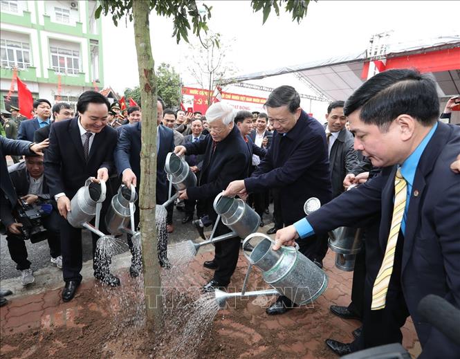 Trong ảnh: Tổng Bí thư Nguyễn Phú Trọng tham gia “Tết trồng cây đời đời nhớ ơn Bác Hồ” Xuân Mậu Tuất tại phường Hiến Nam, thành phố Hưng Yên, tỉnh Hưng Yên, sáng 19/2/2018. Ảnh: Trí Dũng – TTXVN   