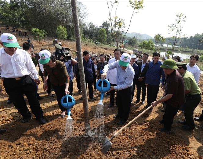 Trong ảnh: Tổng Bí thư, Chủ tịch nước Nguyễn Phú Trọng tham gia “Tết trồng cây đời đời nhớ ơn Bác Hồ” Xuân Kỷ Hợi tại xã Việt Cường, huyện Trấn Yên, tỉnh Yên Bái, sáng 10/2/2019 (6 Tết). Ảnh: Trí Dũng – TTXVN