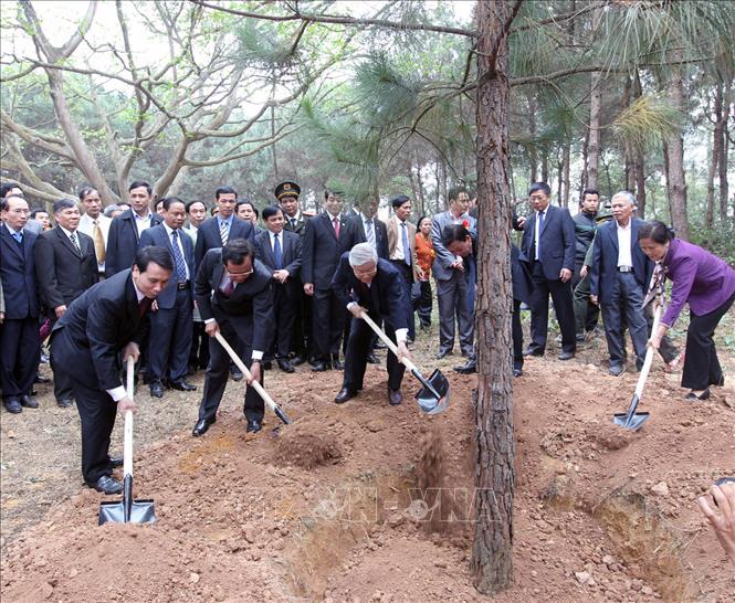 Trong ảnh: Ngày 3/2/2014, Tổng Bí thư Nguyễn Phú Trọng tham gia Tết trồng cây tại đồi Đồng Váng, thôn Yên Bồ, xã Vật Lại , huyện Ba Vì, thành phố Hà Nội – nơi Bác Hồ về thăm và trồng cây đa ngày 16/2/1969 (1 Tết Kỷ Dậu). Ảnh: Trí Dũng – TTXVN