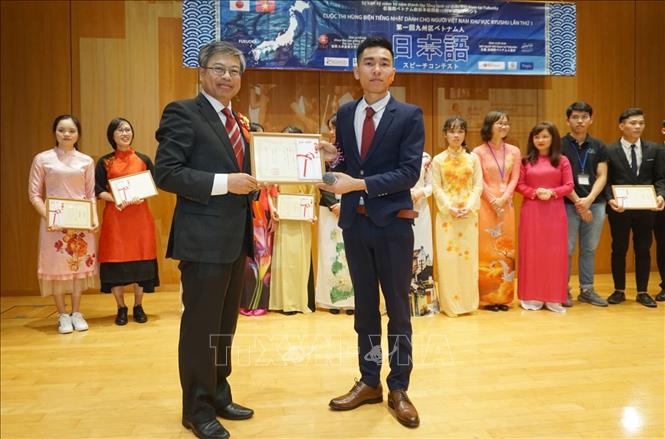 Tổng Lãnh sự Việt Nam tại Fukuoka, Nhật Bản Vũ Bình trao giải nhất cho thí sinh Nguyễn Quốc Dũng. Ảnh: Thành Hữu/TTXVN tại Nhật Bản.
