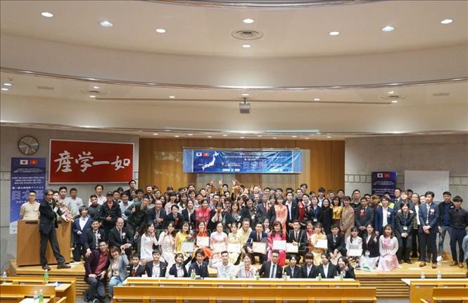 Đại biểu và những người tham dự Cuộc thi hùng biện tiếng Nhật của thực tập sinh Việt Nam tại Kyushu, Nhật Bản chụp ảnh lưu niệm. Ảnh: Thành Hữu/TTXVN tại Nhật Bản.       