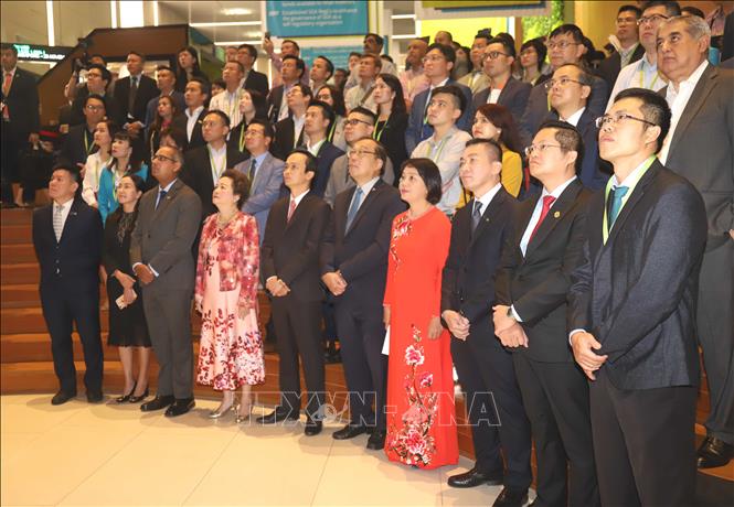Trong ảnh: Đại sứ Việt Nam tại Singapore Tào Thị Thanh Hương (hàng đầu áo dài đỏ) tham dự Lễ đánh cồng khai mạc phiên giao dịch tại Sàn chứng khoán của Singapore