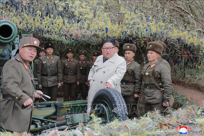 Trong ảnh: Nhà lãnh đạo Triều Tiên Kim Jong-un (giữa) thị sát một đơn vị quân đội trên đảo Changrin, phía Bắc ranh giới trên biển giữa hai miền Triều Tiên. Ảnh: Yonhap/ TTXVN