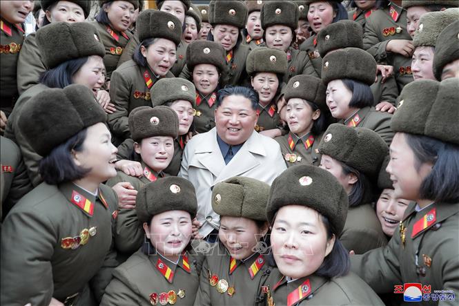 Trong ảnh: Nhà lãnh đạo Triều Tiên Kim Jong-un (giữa) thị sát một đơn vị quân đội trên đảo Changrin, phía Bắc ranh giới trên biển giữa hai miền Triều Tiên. Ảnh: Yonhap/ TTXVN