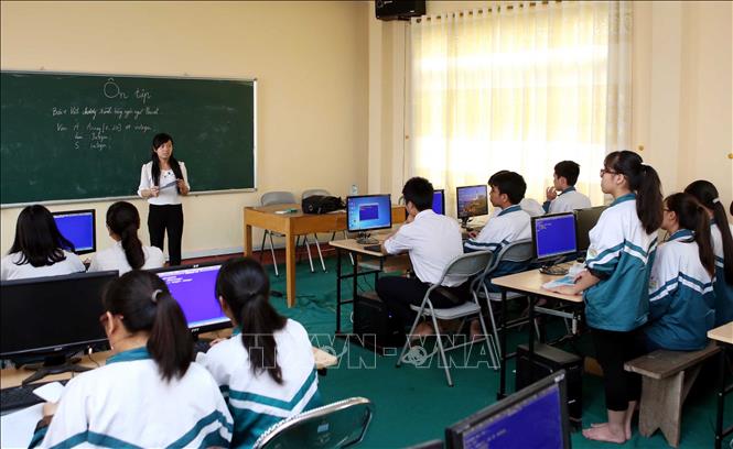 Trong ảnh: Giờ thực hành môn Tin học tại trường THPT Ân Thi. Ảnh: Phạm Kiên - TTXVN