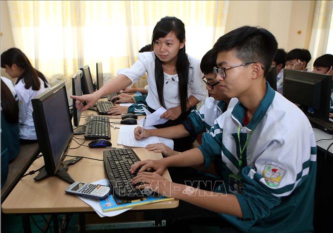 Trong ảnh: Giáo viên và học sinh trong giờ thực hành môn Tin học tại trường THPT Ân Thi. Ảnh: Phạm Kiên - TTXVN