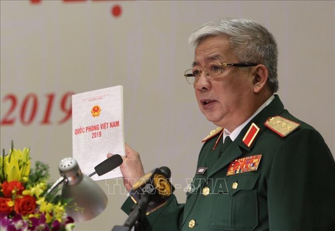 Trong ảnh: Thượng tướng Nguyễn Vịnh, Thứ trưởng Bộ Quốc phòng giới thiệu nội dung Sách trắng Quốc phòng và cuốn Sách ảnh. Ảnh: Dương Giang - TTXVN