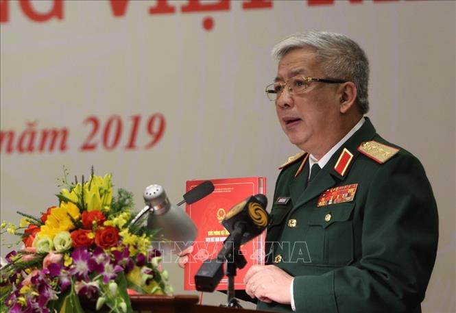Trong ảnh: Thượng tướng Nguyễn Chí Vịnh, Thứ trưởng Bộ Quốc phòng giới thiệu nội dung Sách trắng Quốc phòng và cuốn Sách ảnh. Ảnh: Dương Giang - TTXVN