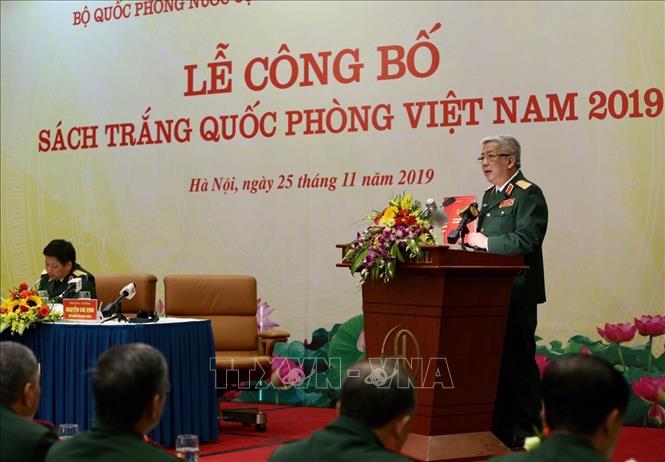 Trong ảnh: Thượng tướng Nguyễn Chí Vịnh, Thứ trưởng Bộ Quốc phòng giới thiệu nội dung Sách trắng Quốc phòng và cuốn Sách ảnh. Ảnh: Dương Giang - TTXVN
