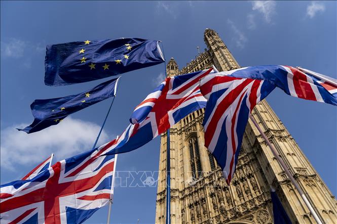 Trong ảnh: Cờ Liên minh châu Âu (phía trên) và quốc kỳ Anh bên ngoài tòa nhà Quốc hội Anh ở London. Ảnh: AFP/TTXVN