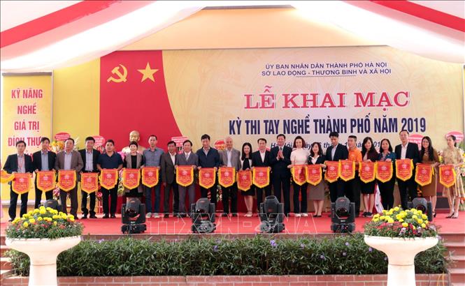 Trong ảnh: Trao cờ lưu niệm cho các đơn vị tham dự Kỳ thi tay nghề Thành phố Hà Nội. Ảnh: Anh Tuấn – TTXVN