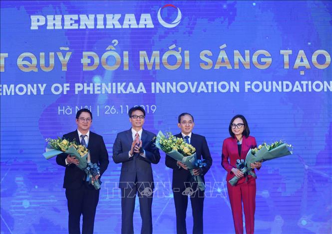 Trong ảnh: Phó Thủ tướng Vũ Đức Đam chúc mừng Ban lãnh đạo Quỹ Đổi mới Sáng tạo Phenikaa. Ảnh: Thanh Tùng-TTXVN