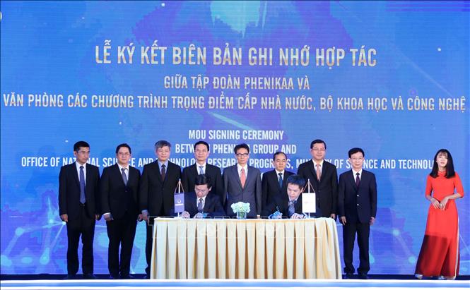 Trong ảnh: Lễ ký kết Biên bản ghi nhớ hợp tác giữa Văn phòng các Chương trình trọng điểm cấp Nhà nước thuộc Bộ Khoa học và Công nghệ với Tập đoàn Phenikaa. Ảnh: Thanh Tùng-TTXVN