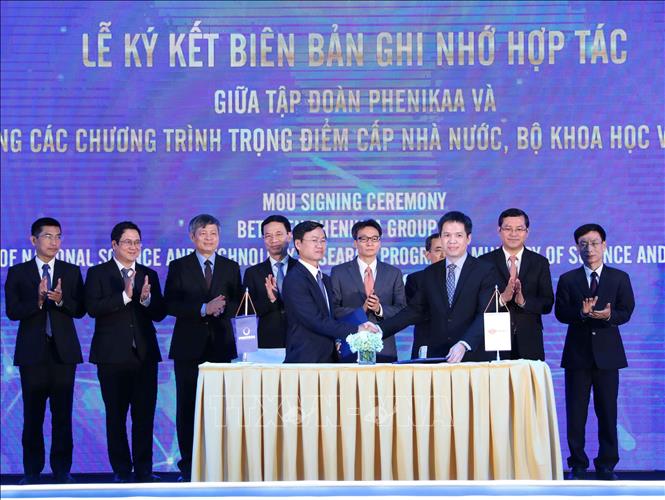 Trong ảnh: Lễ ký kết Biên bản ghi nhớ hợp tác giữa Văn phòng các Chương trình trọng điểm cấp Nhà nước thuộc Bộ Khoa học và Công nghệ với Tập đoàn Phenikaa. Ảnh: Thanh Tùng-TTXVN