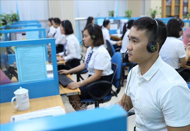 Trong ảnh: Trung tâm chăm sóc khách hàng Tổng Công ty Điện lực Thành phố Hà Nội. Ảnh: Ngọc Hà - TTXVN