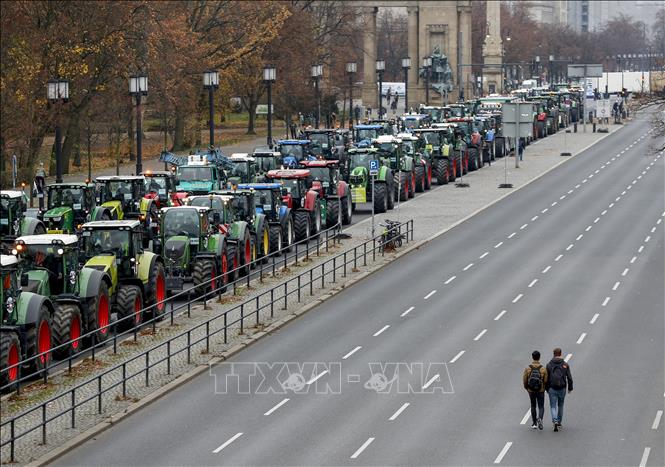 Trong ảnh: Nông dân dùng máy kéo phong tỏa giao thông tại Berlin, Đức, ngày 26/11/2019. Ảnh: AFP/TTXVN